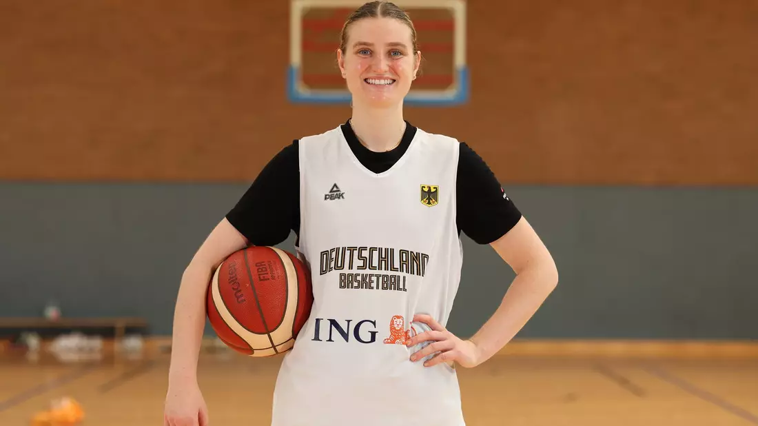 Will mit Deutschlands Basketballerinnen weiterkommen: Alina Hartmann. - Bild: Friso Gentsch/dpa