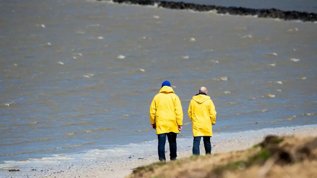 Noch immer das passende Kleidungsstück bei stürmischem Wetter: der Regenmantel. - Bild: Hauke-Christian Dittrich/dpa