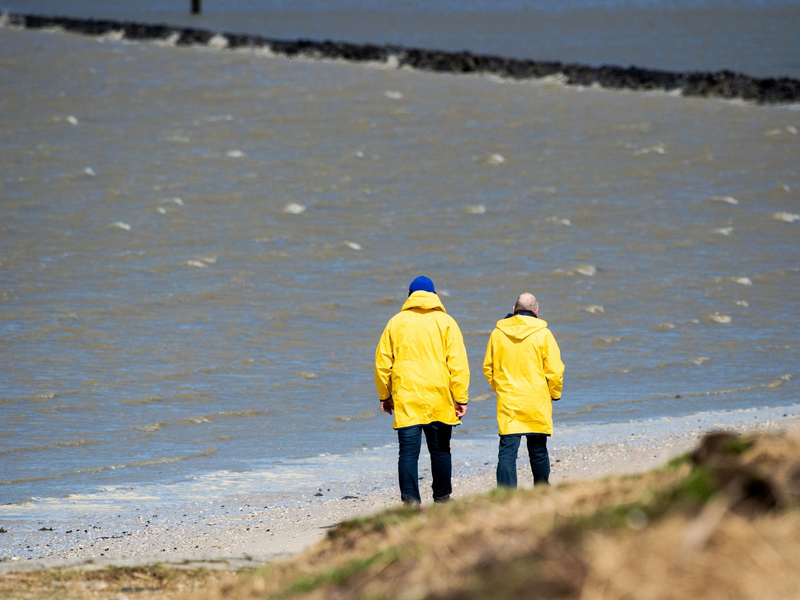 Noch immer das passende Kleidungsstück bei stürmischem Wetter: der Regenmantel. - Foto: Hauke-Christian Dittrich/dpa