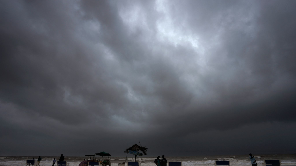 Starke Winde und anhaltende Regenfälle infolge des Zyklons «Biparjoy» im Bezirk Kutch im westindischen Bundesstaat Gujarat. - Foto: Ajit Solanki/AP/dpa