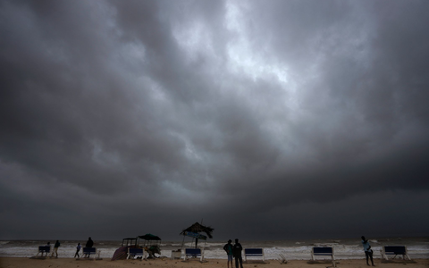 Regenwolken füllen den Himmel, bevor der Zyklon «Biparjoy» im indischen Bundesstaat Gujarat an Land geht. - Foto: Ajit Solanki/AP/dpa