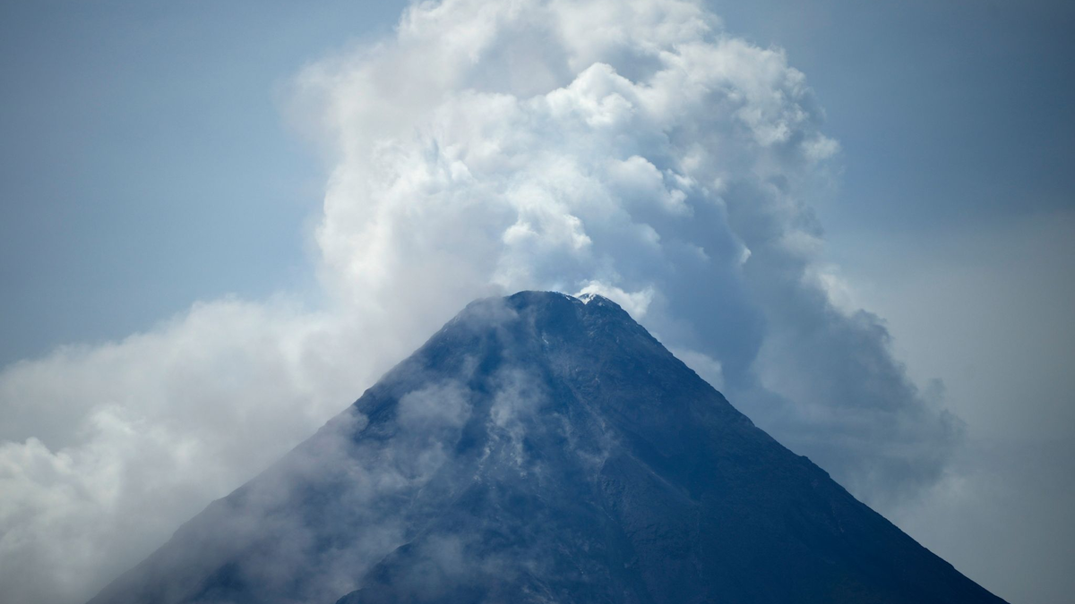 Der Mayon ist wegen seiner malerischen Kegelform ein beliebter Anziehungspunkt für Touristen auf den Philippinen, aber er ist auch der aktivste der Vulkane des Archipels. - Foto: Aaron Favila/AP/dpa