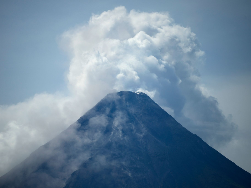 Der Mayon ist wegen seiner malerischen Kegelform ein beliebter Anziehungspunkt für Touristen auf den Philippinen, aber er ist auch der aktivste der Vulkane des Archipels. - Foto: Aaron Favila/AP/dpa