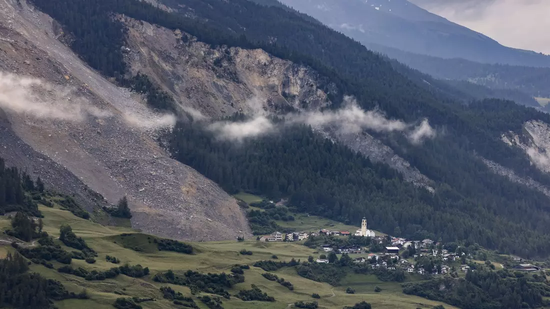 Ein großer Teil der absturzgefährdeten Felsmassen oberhalb der Siedlung sei heruntergekommen, meldete die zuständige Gemeinde Albula. - Bild: Michael Buholzer/KEYSTONE/dpa