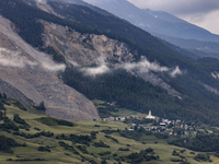 Ein groĂer Teil der absturzgefĂ€hrdeten Felsmassen oberhalb der Siedlung sei heruntergekommen, meldete die zustĂ€ndige Gemeinde Albula. - Foto: Michael Buholzer/KEYSTONE/dpa