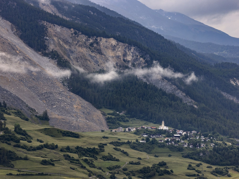 Ein großer Teil der absturzgefährdeten Felsmassen oberhalb der Siedlung sei heruntergekommen, meldete die zuständige Gemeinde Albula. - Foto: Michael Buholzer/KEYSTONE/dpa