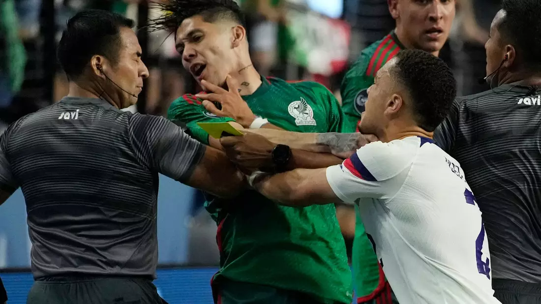 Beim US-Sieg gegem Mexiko ging es nicht nur sportlich heiß her. - Bild: John Locher/AP/dpa