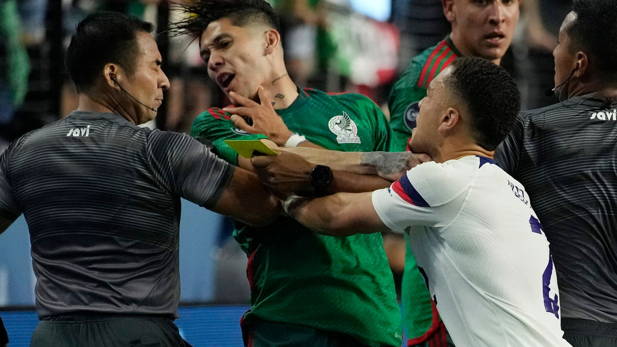 Beim US-Sieg gegem Mexiko ging es nicht nur sportlich heiß her. - Foto: John Locher/AP/dpa