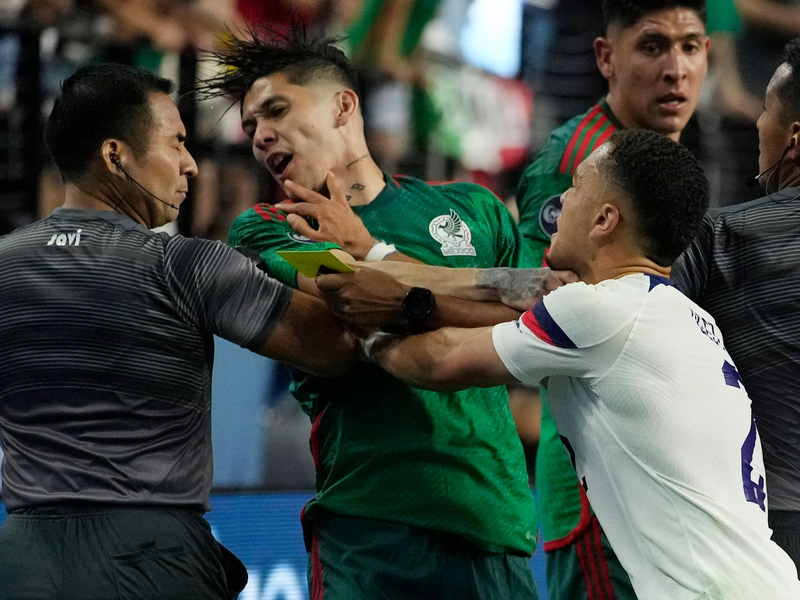 Beim US-Sieg gegem Mexiko ging es nicht nur sportlich heiß her. - Foto: John Locher/AP/dpa