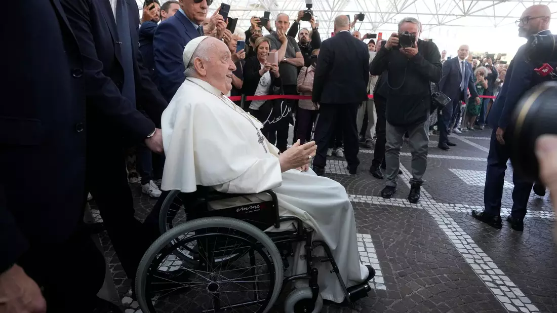 «Ich lebe noch», sagt Papst Franziskus vor dem Klinikeingang. - Bild: Andrew Medichini/AP/dpa