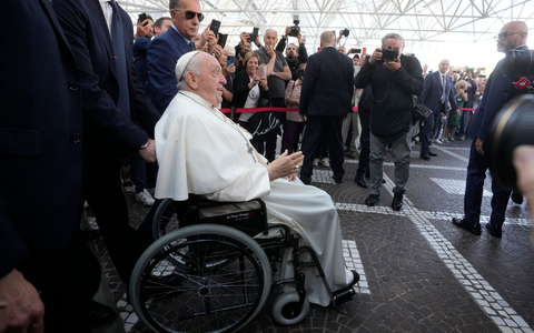 «Ich lebe noch», sagt Papst Franziskus vor dem Klinikeingang. - Foto: Andrew Medichini/AP/dpa