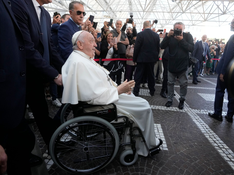 «Ich lebe noch», sagt Papst Franziskus vor dem Klinikeingang. - Foto: Andrew Medichini/AP/dpa
