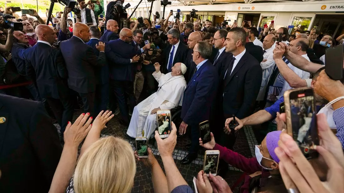 Genießt das Bad in der Menge: Papst Franziskus. - Bild: Alessandra Tarantino/AP/dpa