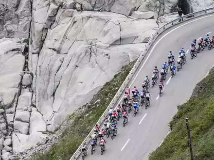 Die Radsportteams Tudor Pro Cycling und Intermarché-Circus-Wanty steigen nach dem Tod von Gino Mäder aus der diesjährigen Tour de Suisse aus. - Foto: Gian Ehrenzeller/KEYSTONE/dpa
