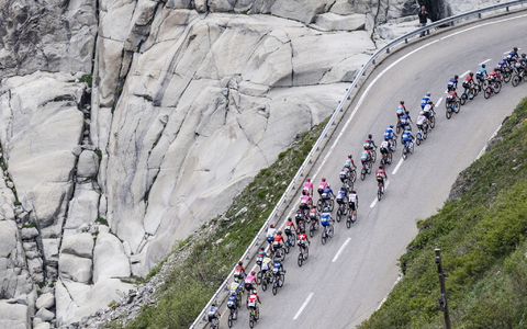 Das Fahrerfeld in Aktion bei Schwellbrunn. - Foto: Gian Ehrenzeller/KEYSTONE/dpa
