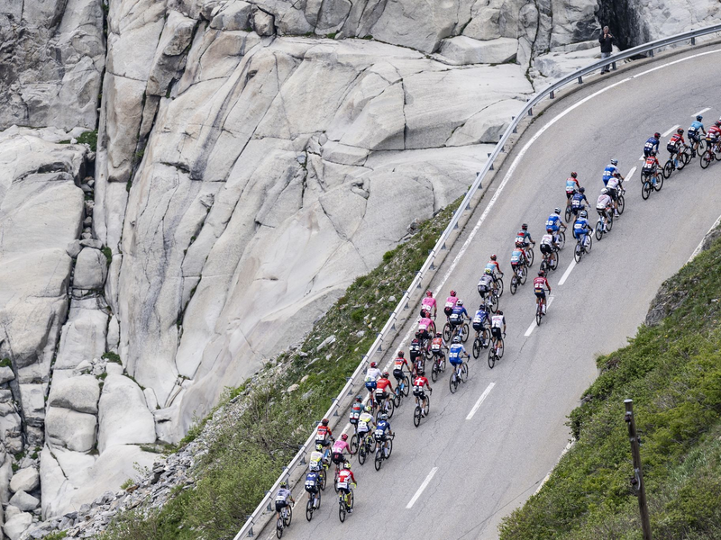 Das Fahrerfeld in Aktion bei Schwellbrunn. - Foto: Gian Ehrenzeller/KEYSTONE/dpa