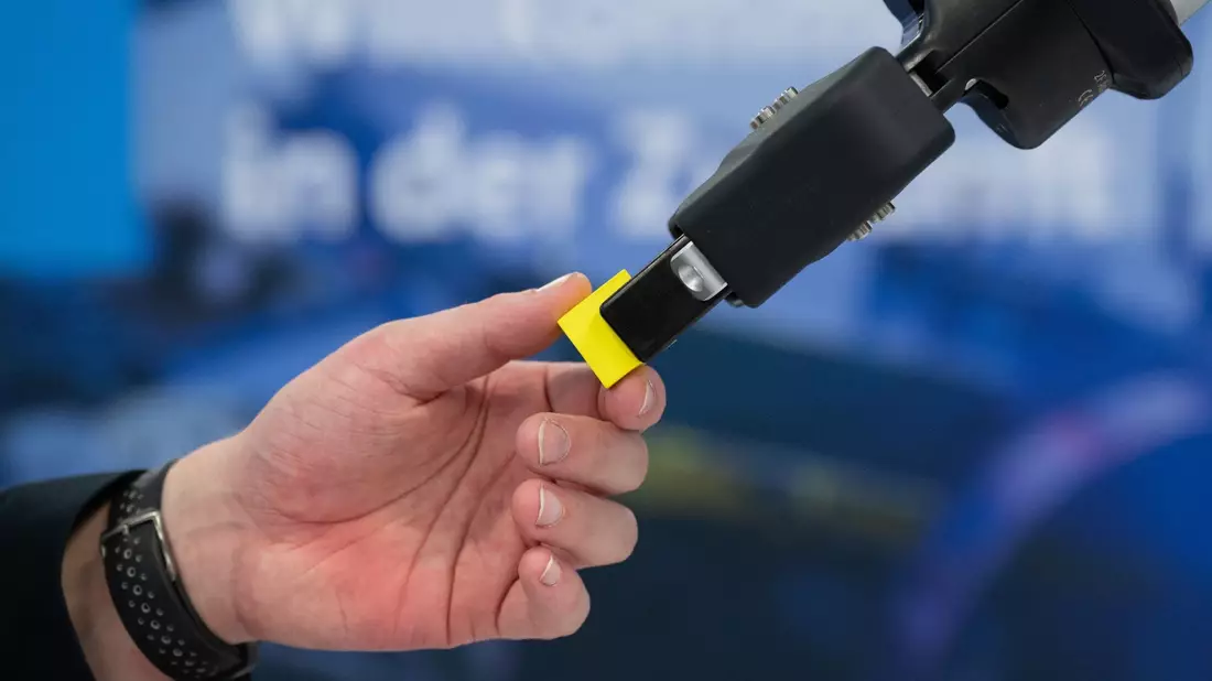 Die deutsche Robotikbranche erwartet dank gut gefüllter Auftragsbücher einen neuen Umsatzrekord. - Bild: Sebastian Kahnert/dpa-Zentralbild/dpa