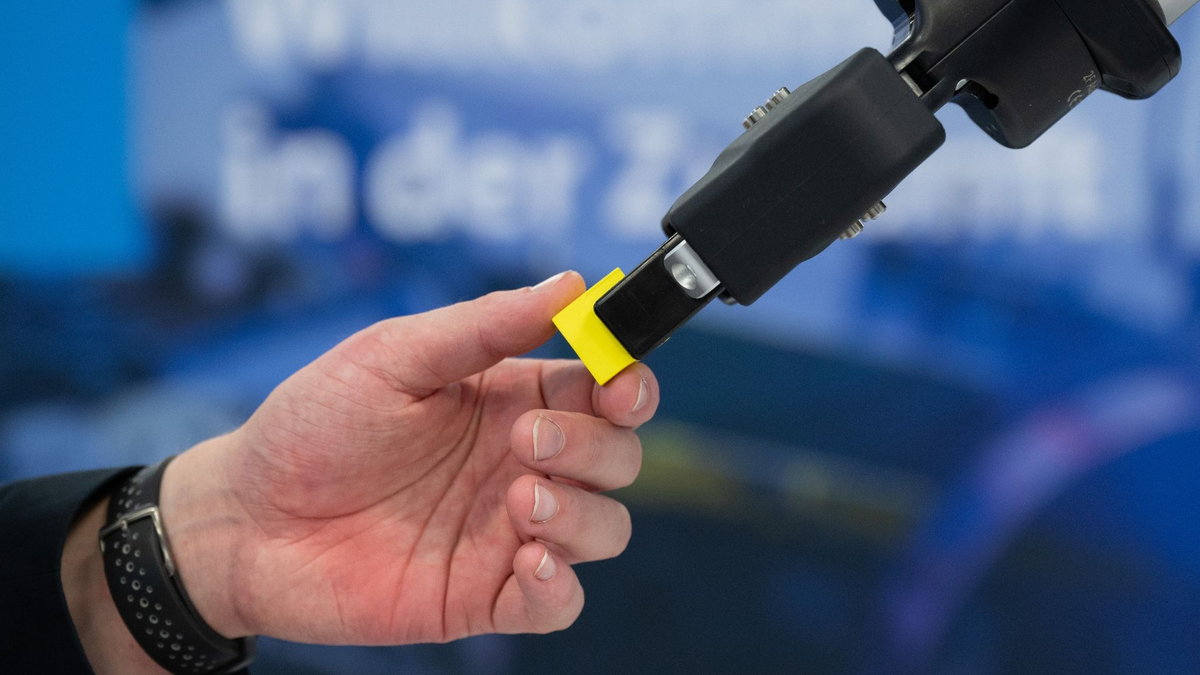 Die deutsche Robotikbranche erwartet dank gut gefüllter Auftragsbücher einen neuen Umsatzrekord. - Foto: Sebastian Kahnert/dpa-Zentralbild/dpa