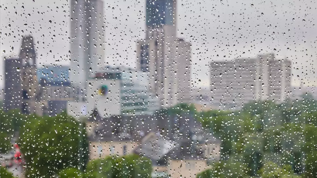 Regentropfen an einer Fensterscheibe vor der Skyline der City West in Berlin. Bleibt der Regen? - Bild: Jörg Carstensen/dpa