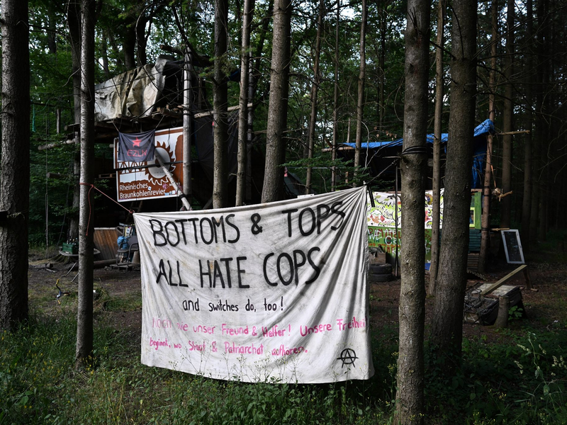 Verlassene Baumhäuser im Hambacher Forst. - Foto: Federico Gambarini/dpa