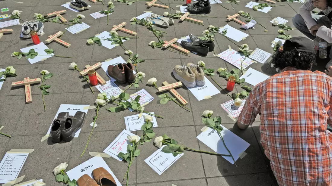 Gedenken mit Rosen, Schuhen, Kerzen und Kreuzen: Die Zahl der Drogentoten wächst. (Archivbild) - Bild: Boris Roessler/dpa