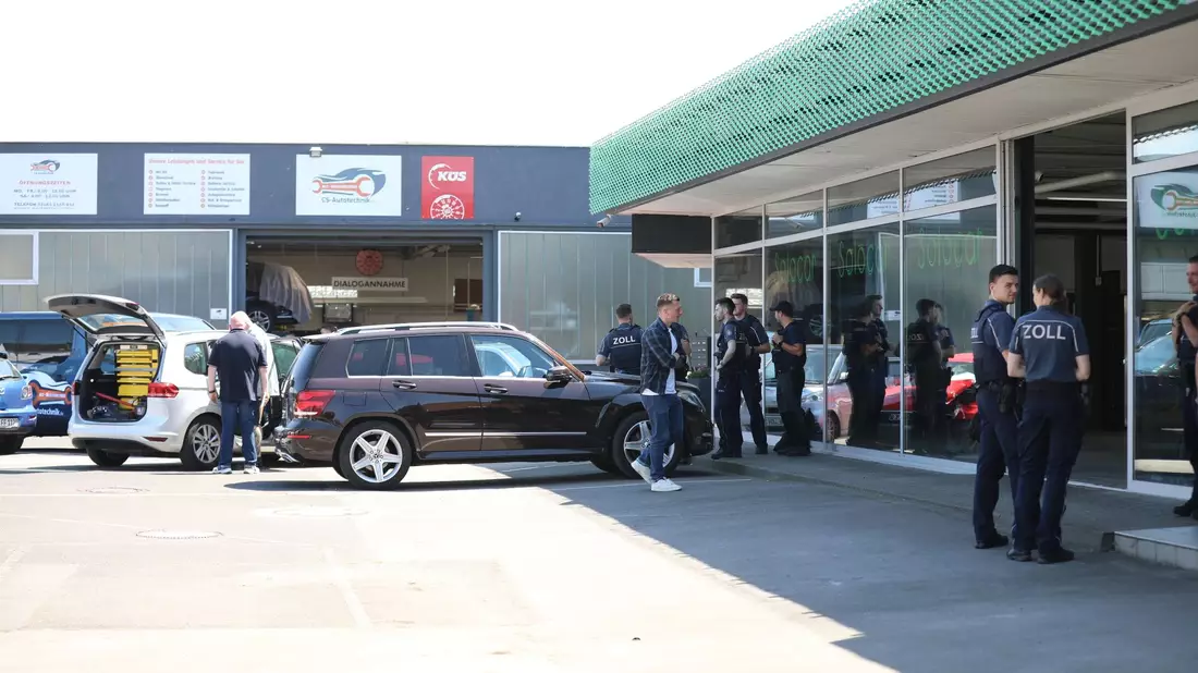 Fahnder sind bei einer internationalen Polizeiaktion gegen eine mutmaßliche Bande vorgegangen, die beim Verkauf von Luxusautos im großen Stil Mehrwertsteuerbetrug betrieben haben soll. - Bild: Sascha Thelen/dpa