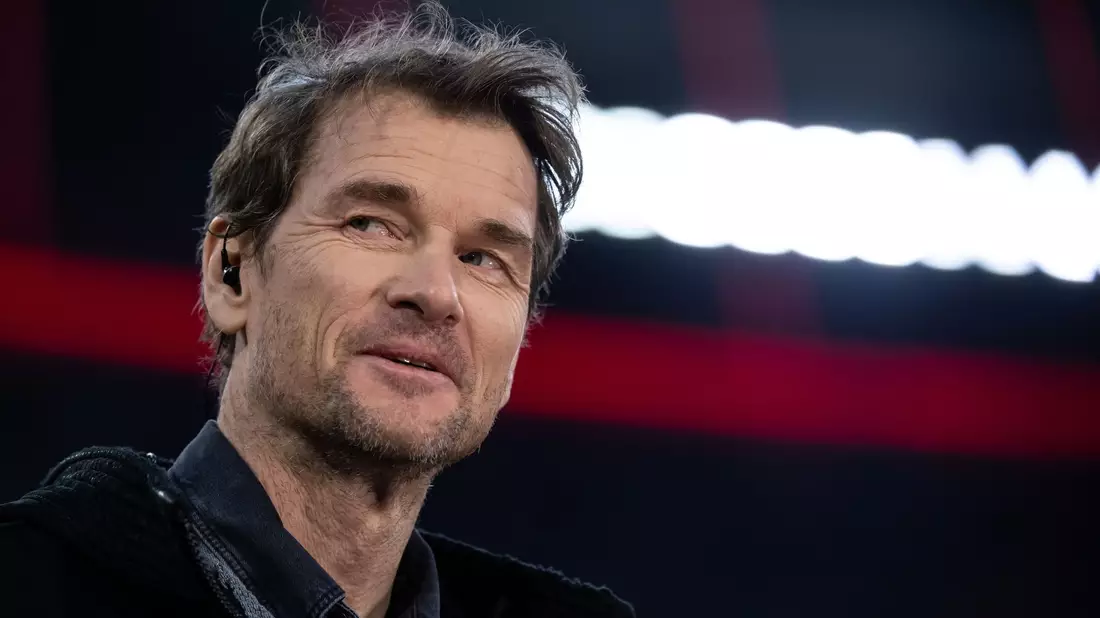 Der Vorwurf des Hausfriedensbruchs, den die Staatsanwaltschaft ihm macht, trifft nicht zu, sagt der frühere Fußball-Nationaltorwart Jens Lehmann (r) vor Gericht. - Bild: Sven Hoppe/dpa