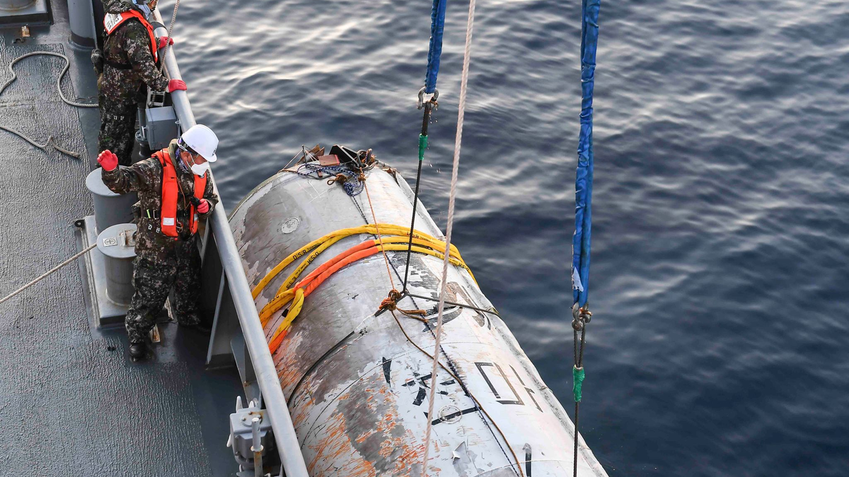 Das vom südkoreanischen Verteidigungsministerium zur Verfügung gestellte Foto zeigt das geborgene Objekt. - Foto: Uncredited/South Korea Defense Ministry/AP/dpa