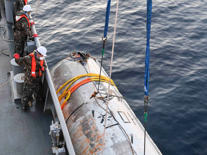 Das vom südkoreanischen Verteidigungsministerium zur Verfügung gestellte Foto zeigt das geborgene Objekt. - Foto: Uncredited/South Korea Defense Ministry/AP/dpa