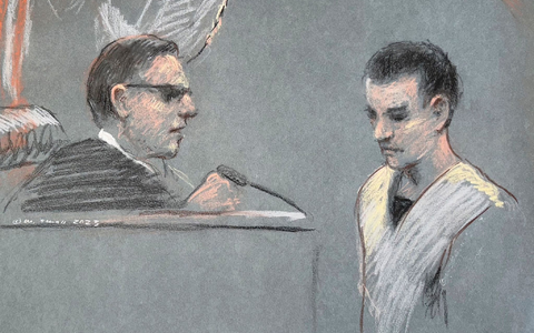 Die Gerichtszeichnung zeigt Jack Teixeira (r) vor dem US-Bezirksgericht in Boston. - Foto: Margaret Small/AP/dpa
