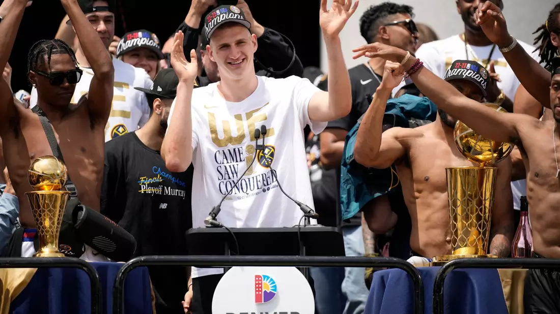 Nikola Jokic feiert während der Parade, nachdem die Denver Nuggets den Titel in der NBA geholt haben. - Bild: David Zalubowski/AP/dpa