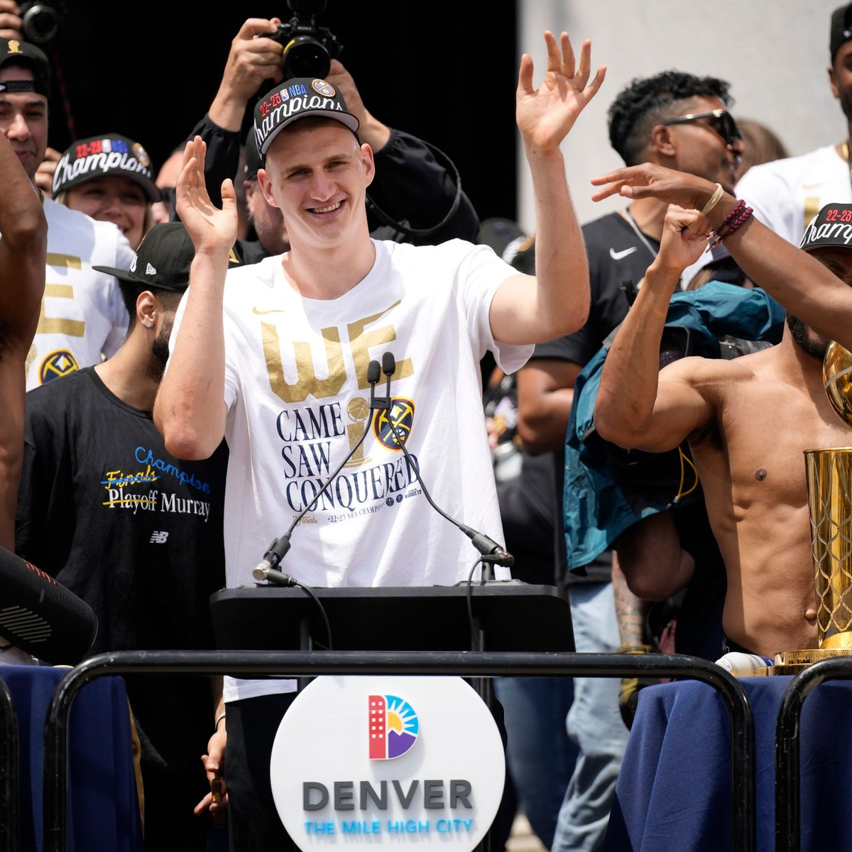 Nikola Jokic feiert während der Parade, nachdem die Denver Nuggets den Titel in der NBA geholt haben. - Foto: David Zalubowski/AP/dpa