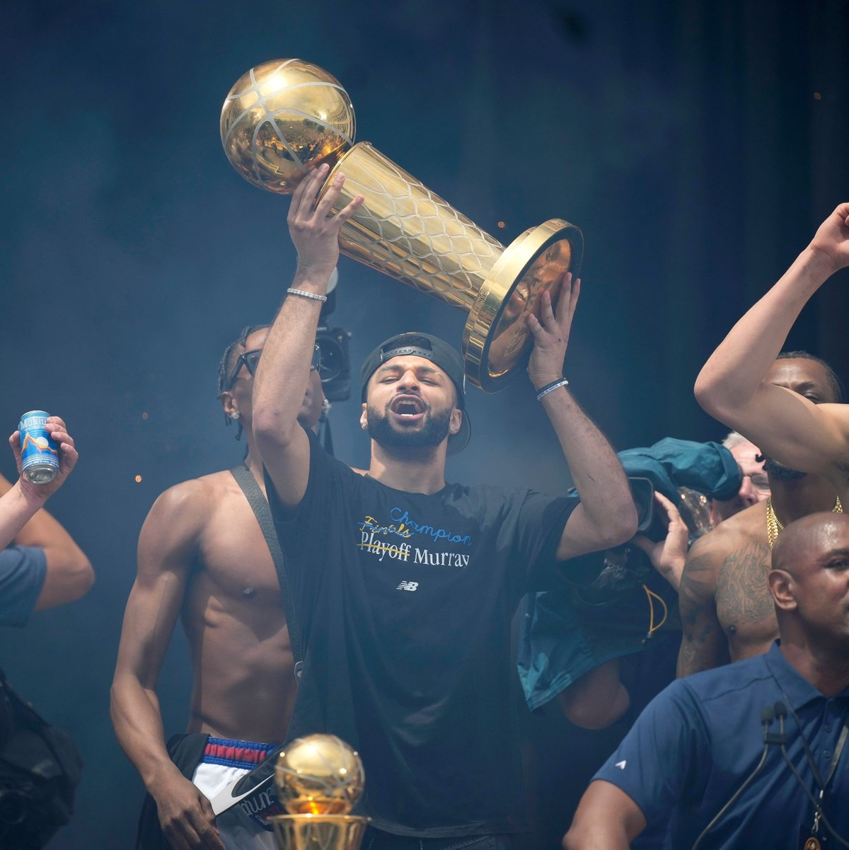 Denver Nuggets-Guard Jamal Murray hält den Pokal. - Foto: David Zalubowski/AP/dpa