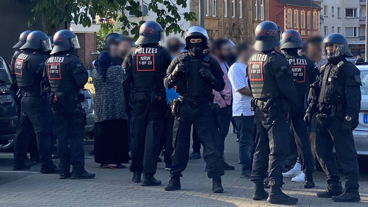 Polizeieinsatz am Ort der Massenschlägerei in Castrop-Rauxel. - Foto: Marc Gruber/7aktuell/dpa