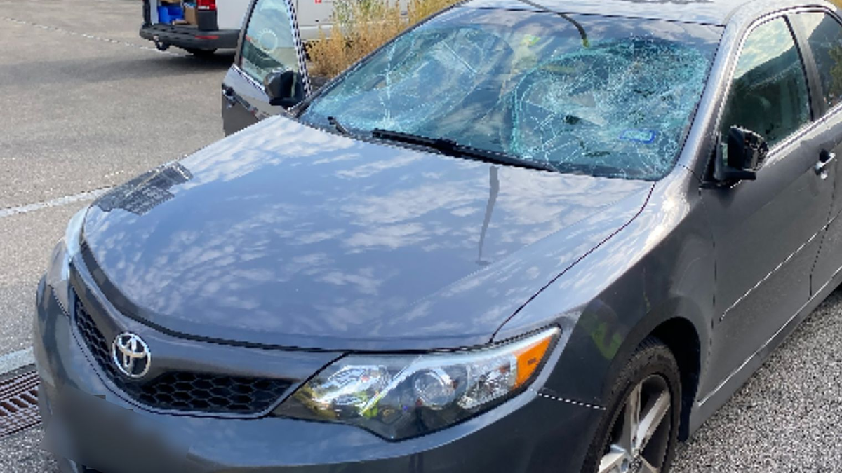 Auto mit beschädigter Frontscheibe: Die Fahrerin war von der Straße abgekommen und in eine Gruppe von etwa 20 Menschen gefahren. - Foto: -/Polizei Basel-Landschaft /dpa