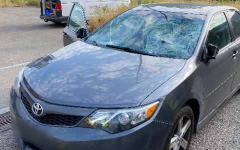 Auto mit beschädigter Frontscheibe: Die Fahrerin war von der Straße abgekommen und in eine Gruppe von etwa 20 Menschen gefahren. - Foto: -/Polizei Basel-Landschaft /dpa
