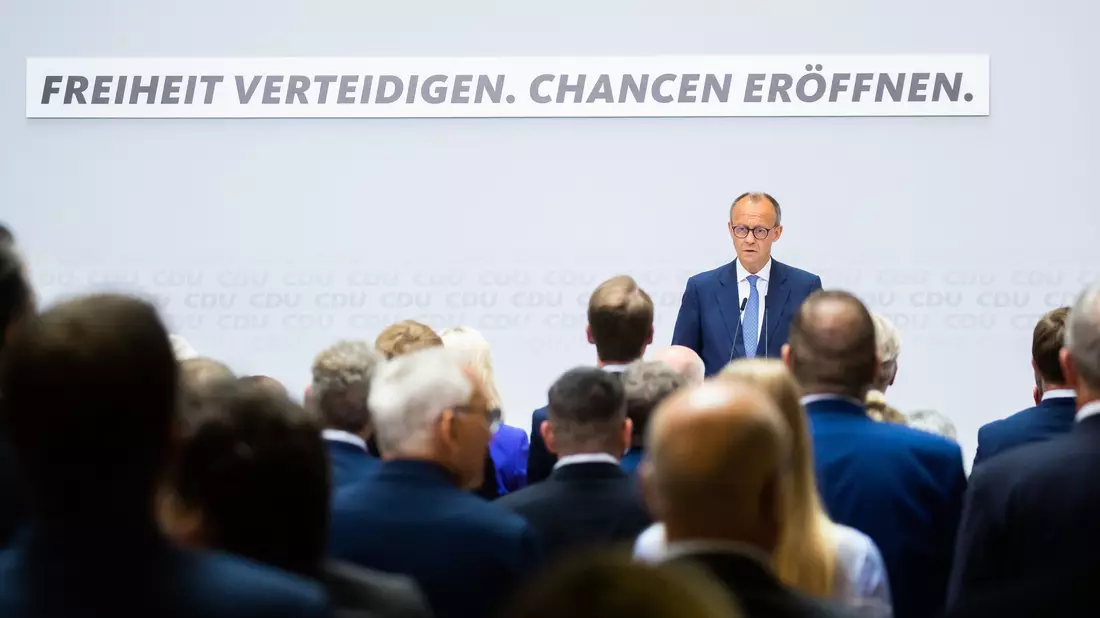 CDU-Chef Friedrich Merz sieht «Symptome einer handfesten Krise unserer Demokratie». - Bild: Christoph Soeder/dpa