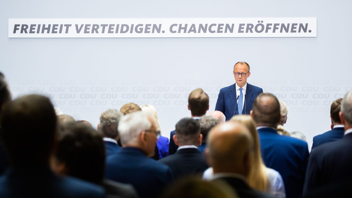 CDU-Chef Friedrich Merz sieht «Symptome einer handfesten Krise unserer Demokratie». - Foto: Christoph Soeder/dpa