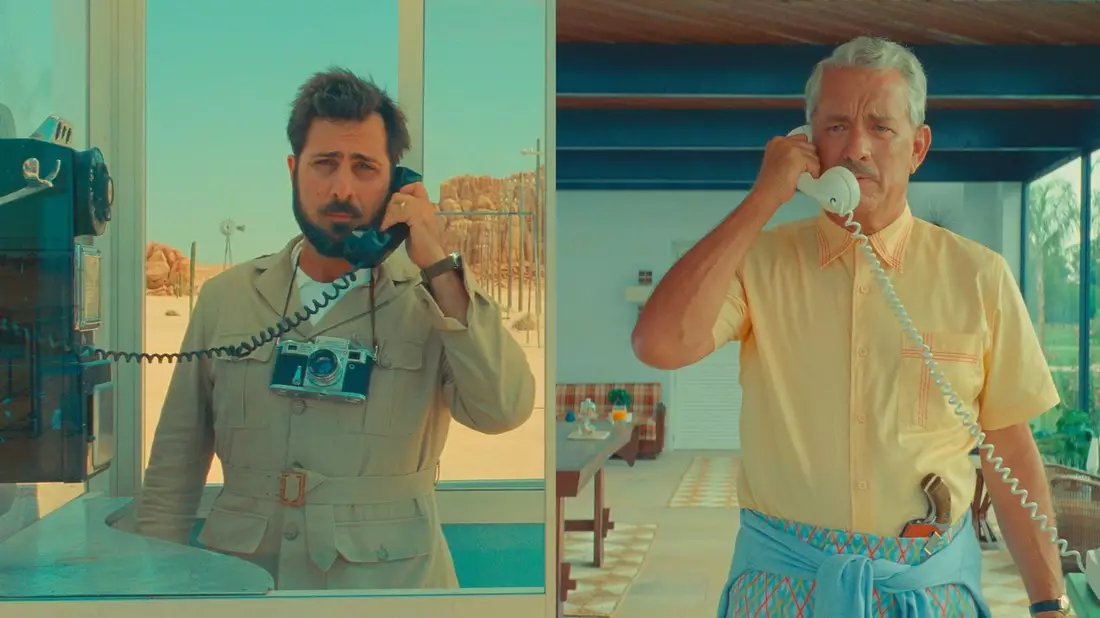 Jason Schwartzman als Mitch Campbell und Tom Hanks als Schwiegervater in einer Szene des Films Asteroid City. - Bild: -/Universal Pictures Germany/dpa