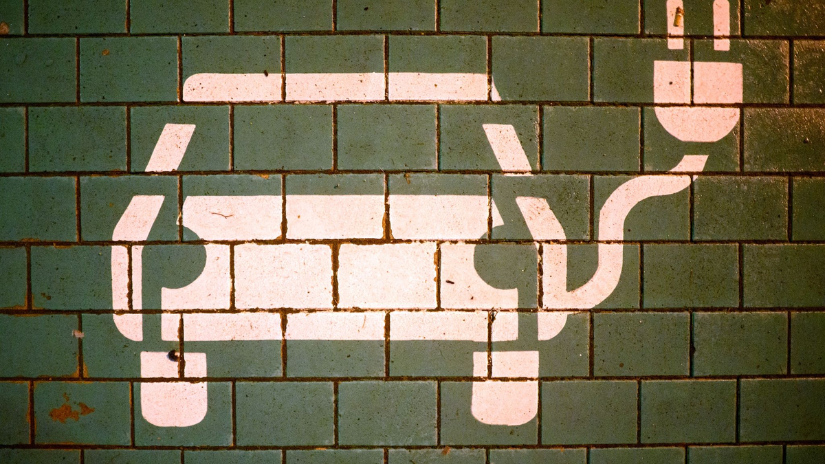 Ein Stecker-Symbol markiert einen Parkplatz mit einer öffentlichen Ladesäule für Elektroautos. - Foto: Julian Stratenschulte/dpa