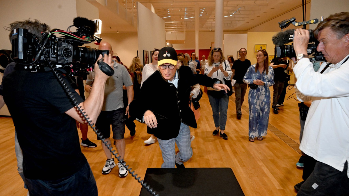 Otto Waalkes «fällt» beim Rundgang über eine Bank. - Foto: Felix Hörhager/dpa