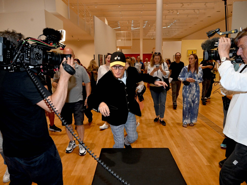 Otto Waalkes «fällt» beim Rundgang über eine Bank. - Foto: Felix Hörhager/dpa