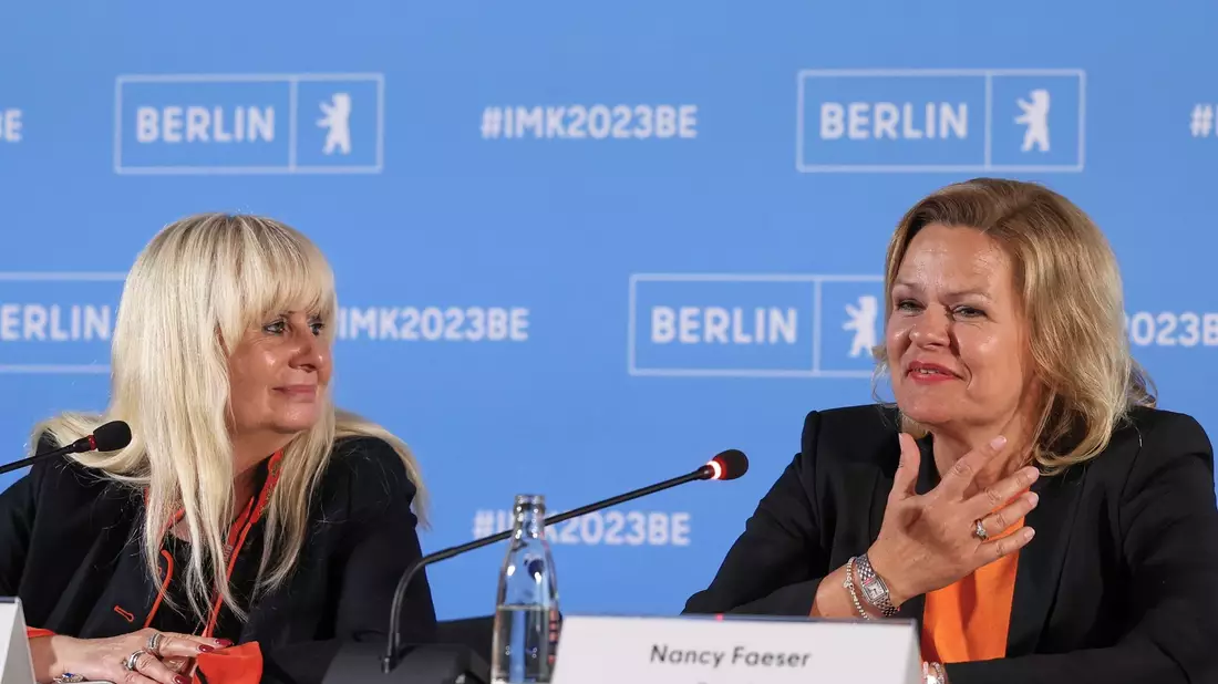 Berlins Innensenatorin Iris Spranger (l) und Bundesinnenministerin Nancy Faeser bei der Innenministerkonferenz. - Bild: Joerg Carstensen/dpa