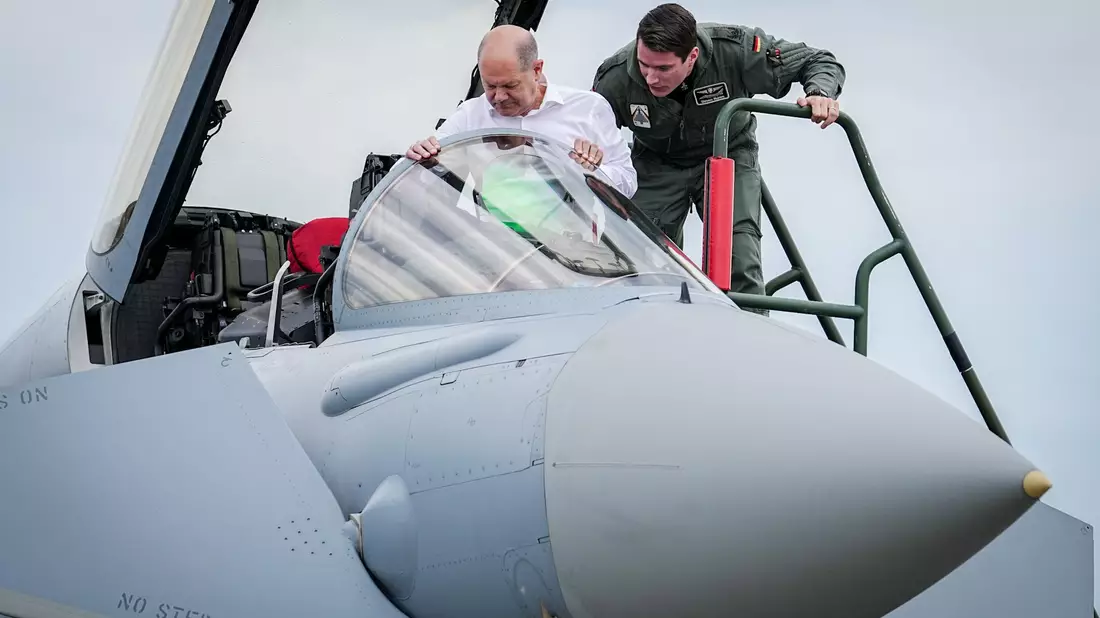Bundeskanzler Olaf Scholz im Cockpit eines Eurofighters auf dem Fliegerhorst Jagel. - Bild: Kay Nietfeld/dpa