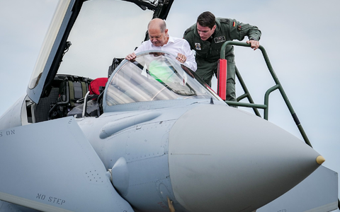 Bundeskanzler Olaf Scholz im Cockpit eines Eurofighters auf dem Fliegerhorst Jagel. - Foto: Kay Nietfeld/dpa