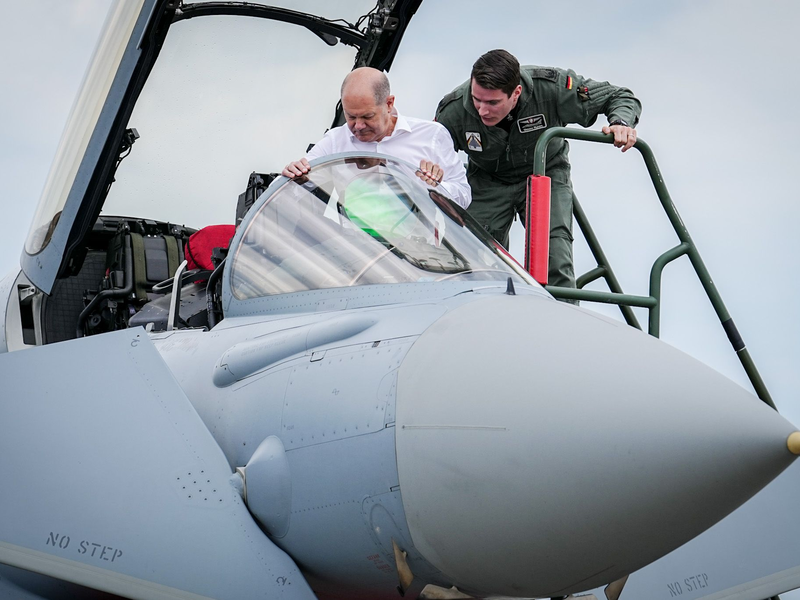 Bundeskanzler Olaf Scholz im Cockpit eines Eurofighters auf dem Fliegerhorst Jagel. - Foto: Kay Nietfeld/dpa