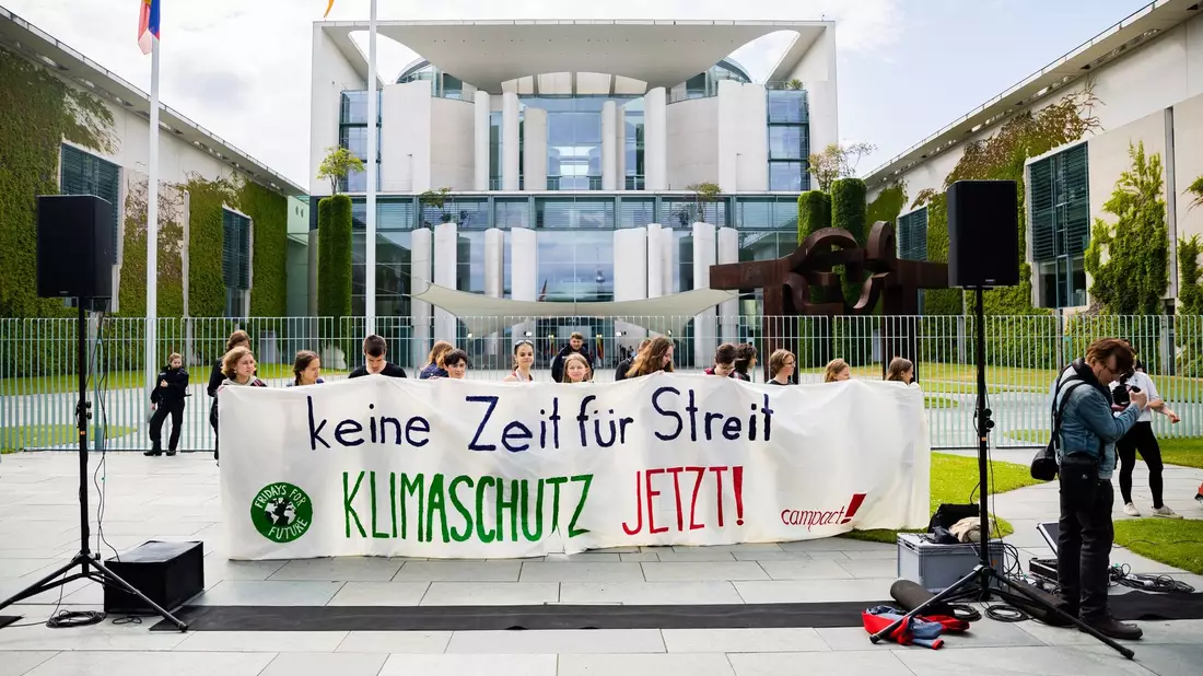 Teilnehmer einer Kundgebung für mehr Klimaschutz von Fridays for Future haben sich vor dem Bundeskanzleramt in Berlin versammelt. - Bild: Christoph Soeder/dpa