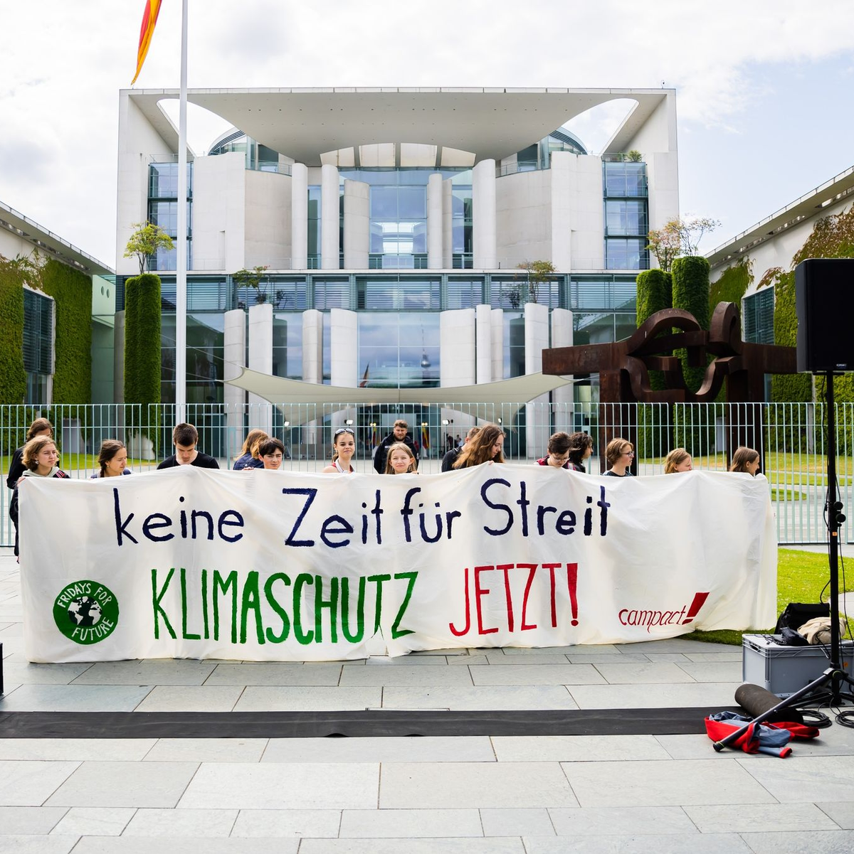 Teilnehmer einer Kundgebung für mehr Klimaschutz von Fridays for Future haben sich vor dem Bundeskanzleramt in Berlin versammelt. - Foto: Christoph Soeder/dpa