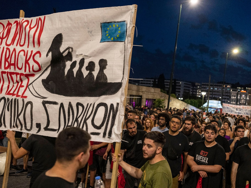 In Athen gingen am Donnerstag Tausende Menschen auf die Straße, um gegen die EU-Migrationspolitik zu protestieren. - Foto: Petros Giannakouris/AP/dpa