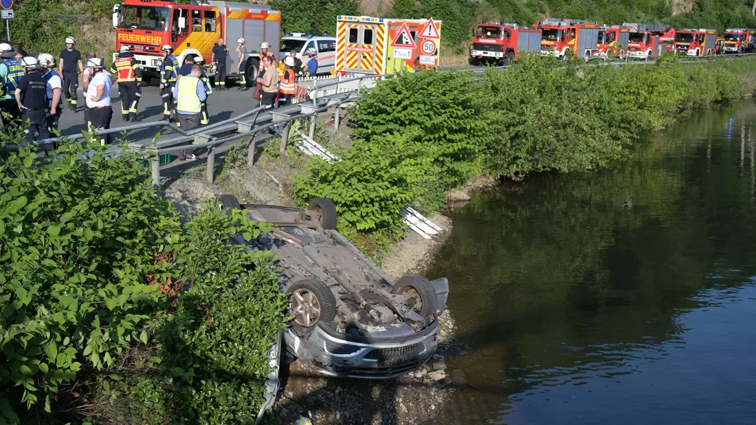 Rettungskräfte arbeiten an der Unfallstelle am Fluss Lenne. - Bild: Markus Klümper/Sauerlandreporter/dpa